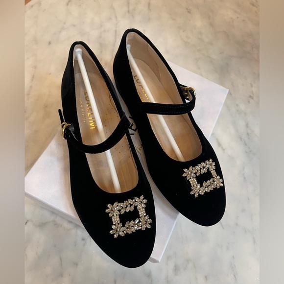 Beautiful girls shoes. Velvet withe brooch. Brand new in box. - Picture 2 of 5